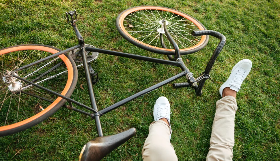 Cropped picture of handsome young african man early morning with bicycle outdoors.bicikl biciklist pijan pad pao ozlijedafreepik ilustracija