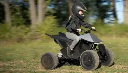 AUVIJEK SE POVLAČI TESLIN CYBERQUAD ZA DJECUAtraktivni mali četverocikl koji je u Americi proizvodila tvrtka Radio Flyer, povučen je jer ne zadovoljava savezne sigurnosne standarde. Vlasnicima se nudi puni povrat novca nakon &scaron;to onesposobe ovo električno terensko voziloZami&scaron;ljen je kao igračka, a Radio Flyer je rekao da je Cyberquad for Kids dizajniran za male vozače od osam godina i starije. Napravljen je po uzoru na terensko vozilo na četiri kotača Tesla prikazano u studenom 2019. na događaju otkrivanja Cybertrucka. Ova "igračka", koja je ko&scaron;tala 1900 dolara, brzo je rasprodana kada je stavljena na prodaju u prosincu 2021. Dizajnirana je da ide brzinom od 10 milja (16 km) na sat.Iako ga je izradio Radio Flyer, koji ima ekskluzivnu licencu za igračke za vožnju na temu Tesle, Cyberquad za djecu bio je dostupan samo na Teslinoj web stranici. Prodano ih je oko 5000 komada. Problem je, prema američkom Uredu za sogurnost potro&scaron;ačkih proizvoda (CPSC) i Radio Flyeru, u tome &scaron;to Cyberquad zadovoljava zakonsku definiciju "kvadricikla za mlade." To znači da mora zadovoljiti određene sigurnosne standarde, poput mehaničkog ovjesa i maksimalnog tlaka u gumama. Također, tvrtke koje prodaju ATV-e dužne su osigurati sigurnosnu obuku i informacije.Verzija Radio Flyera ne ispunjava te zahtjeve, prema CPSC-u i Radio Flyeru. "Ovi sigurnosni standardi za ATV postoje kako bi se smanjila opasnost od sudara i ozljeda, spriječile ozbiljne ozljede ili smrt", rekao je CPSC u svojoj objavi. Tesla, koja uglavnom (u Americi) ne odgovara na pitanja medija, do vikenda nije odgovorila na upit za komentar. "Sigurnost djece shvaćamo vrlo ozbiljno", objavio je Radio Flyer na svojoj web stranici i dodao kako blisko surađuju s CPSC-om na dobrovoljnom povlačenju Cyberquada.Od vlasnika se traži da uklone kontroler motora ATV-a &ndash; računalo koje upravlja napajanjem iz baterija koje idu u električni motor &ndash; i po&scaron;alju ga Radio Flyeru, &scaron;to će trajno onesposobiti proizvod za vožnju. Vlasnici će tada dobiti puni povrat kupovne cijene ATV-a od 1900 USD. Ostatak Cyberquada tada se može zbrinuti u skladu s lokalnim zakonima. Radio Flyer će osigurati dodatnu naknadu do 50 dolara za pokrivanje tro&scaron;kova zbrinjavanja. Međutim, ako vlasnici žele, mogu i zadržati svoj tada već neupotrebljivi quad.