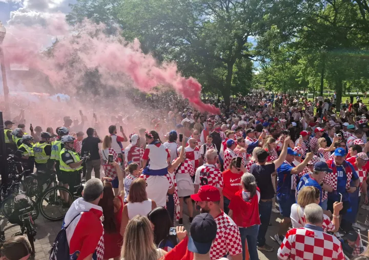 Toronto, 23.06.2026 - Hrvatski navijači razvili su veliku hrvatsku zastavu u Torontu pred utakmicu kola skupine L Svjetskog nogometnog prvenstva, Panama - Hrvatska na BMO Field stadionu u Torontu. foto HINA/ Denis LUGARIĆ/ ds