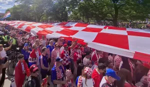 Toronto, 23.06.2026 - Hrvatski navijači razvili su veliku hrvatsku zastavu u Torontu pred utakmicu kola skupine L Svjetskog nogometnog prvenstva, Panama - Hrvatska na BMO Field stadionu u Torontu. foto HINA/ Denis LUGARIĆ/ ds