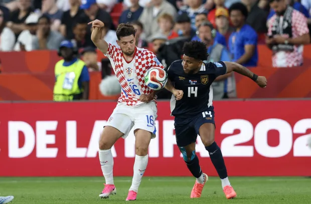 Toronto, 24.06.2026 - Utakmica drugog kola skupine L Svjetskog nogometnog prvenstva, Panama - Hrvatska na BMO Field stadionu u Torontu. Na slici Martin Baturina, Carlos Harvey.foto HINA/ Daniel KASAP/ ds