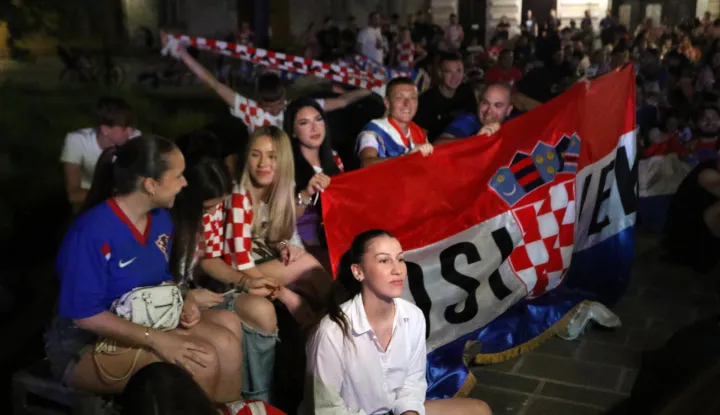 Osijek, 24. 06. 2026, Tvrđa, Trg Sv. Trojstva, praćenje, navijanje utakmice Svijetskog prvenstva, Panama - Hrvatska, Navjači. Vatreni.snimio GOJKO MITIĆ