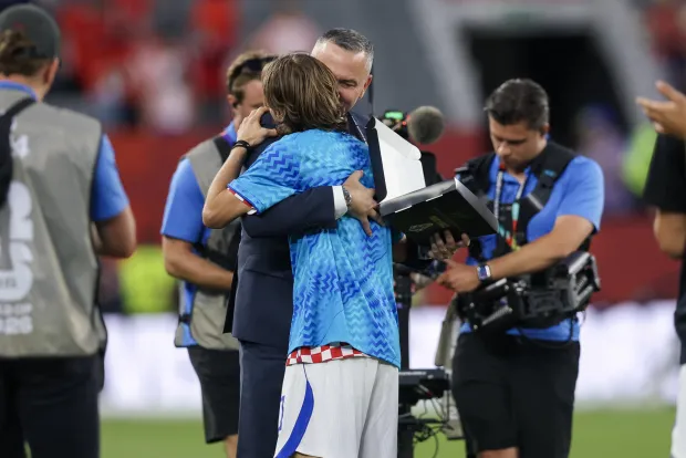 Toronto, 24.06.2026 - Utakmica drugog kola skupine L Svjetskog nogometnog prvenstva, Panama - Hrvatska na BMO Field stadionu u Torontu. Na slici hrvatski reprezentativci proslavili su 200-tu utakmicu Luke Modrića u dresu hrvatske reprezetnacije (Marijan Kustić, Luka Modrić).foto HINA/ Daniel KASAP/ ds