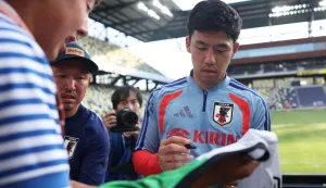 NASHVILLE, TENNESSEE - JUNE 08: Wataru Endo #6 of Japan signs autographs for the fans during an open practice ahead of the 2026 World Cup at Geodis Park on June 08, 2026 in Nashville, Tennessee. Johnnie Izquierdo/Getty Images/AFP (Photo by Johnnie Izquierdo/GETTY IMAGES NORTH AMERICA/Getty Images via AFP)