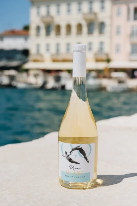 Agrolaguna je proizvela i na trži&scaron;te plasira prvo hrvatsko bezalkoholno vino kaoodgovor na globalno rastući trend njegove konzumacije.