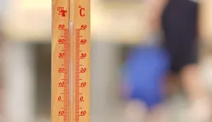 24.06.2021., Banja Luka, Bosna i Hercegovina - Danas je u nekoliko gradova BiH bio na snazi crveni meteoalarm koji upozorava na ekstremno visoke temperature. Reporter Pixsella je na Trg Krajine u Banja Luci u 15 sata postavio termometar koji je na suncu u roku od svega par minuta dosegao preko 50 stupnjeva Celzijusa. Sluzbeni podaci, za sada, su pokazali da je temperatura u hladu dosezala oko 38 stupnjeva. Banjalucana na ulicama skoro i da nije bilo, a oni koji su morali na ulicu osvjezavali su se vodom, sokom ili sladoledom. Ipak, na obalama Vrbasa druga slika. Vrbas je pun plivaca koji su se brckali u hladnoj vodi, a na obali su se rostiljali poznati banjalucki cevapi. Photo: Dejan Rakita/PIXSELL