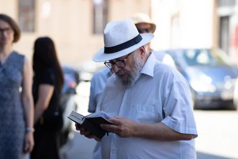 Osijek, 25. 6. 2026., Otkrivanje kamena spoticanja, Tijardovićeva ulicarabin Luciano Mo&scaron;e Prelević; kameni spoticanja; sjećanje; židovske obitelji; holokaust; židovska općina