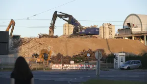 Zagreg, 24.06.2026. - Danas poslijepodne su strojevi sru&scaron;ili posljednji kat Vjesnikovog nebodera. foto HINA/ Lana SLIVAR DOMINIĆ/ lsd