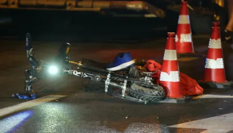 27.07.2020., Brodarica - Prometna nesreca na D-8 u mjestu Brodarica. Sudarili su se osobni automobil i elektricni romobil. Vozac romobila prebacen u bolnicu. Ocevid je u tijeku a promet se odvi9ja uz zastoje i regulaciju prometne policije. rPhoto: Dusko Jaramaz/PIXSELL