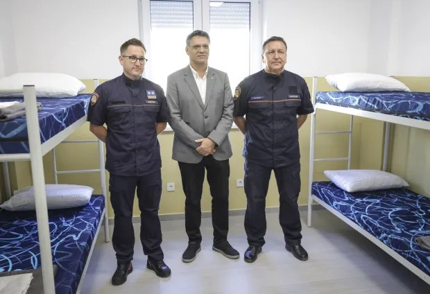 Jasterbarsko, 25.06.2026 - Predstavljanje obavljanja civilne službe i programa osposobljavanja civilnih ročnika u. biv&scaron;oj vojarni u Jasterbarskom. Na fotografiji Dalibor Rihtarić, Neven Karas, ovla&scaron;ten za obnavljanje poslova ravnatelja Ravnateljstva Civile za&scaron;tite, Đoni Benažić.foto HINA/ Admir BULJUBA&Scaron;IĆ/ abu