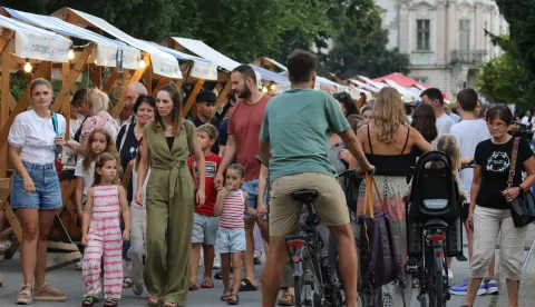 Osijek 26. 07. 2025, II. osječka ljetna noć. &Scaron;etali&scaron;te, ponuda obrtnika, druženje, VGP, Polaz Vanje Radau&scaron;a, Klapa Zrninski i Vesela grupa, Trga slobode filmska večer za najmlađe i Trg Ante Starčevića, koncert Moj galebe, Dino Petrić i Jure Brkljača.snimio GOJKO MIITĆ