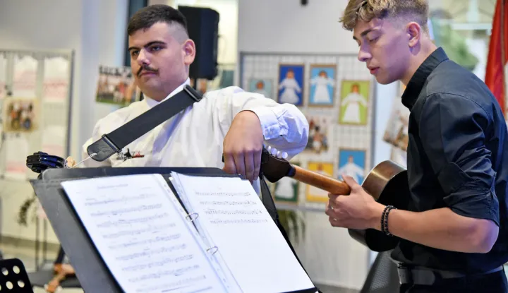 kultura...vinkovci....12.06.2024.gradska knjiznica i citaonica; odrzan "koncert pod zvijezdama" tamburaskog orkestra glazbene skole josipa runjanina vinkovci;foto Gordan Panić