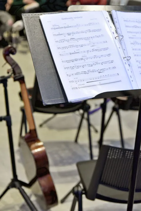 kultura...vinkovci....12.06.2024.gradska knjiznica i citaonica; odrzan "koncert pod zvijezdama" tamburaskog orkestra glazbene skole josipa runjanina vinkovci;foto Gordan Panić