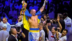 epaselect epa10131336 Oleksandr Usyk (C) of Ukraine, reacts after defeating Anthony Joshua of Great Britain during the world heavyweight title fight between IBF, WBA and WBO titleholder Oleksandr Usyk and his challenger Anthony Joshua, at the Jeddah Superdome, Saudi Arabia, 21 August 2022. It is the second bout between the two after Usyk beat Joshua in London in September 2021. EPA/ALI HAMED KHAMAJ