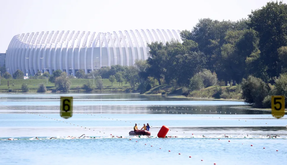 Zagreb, 09.09.2018 - Međunarodna utrka Zagreb 3athlon pod visokim pokoroviteljstvom Sredinjeg dravnog Ureda za sport na zagrebačkom Jarunu. Na slici utrka mukaraca u triatlonu, Europski juniorski kup Zagreb 2018. Nacjecatelji i natjecateljice su se natjecale u plivanju, biciklizmu i trčanju.foto HINA/ Damir SENČAR /ds