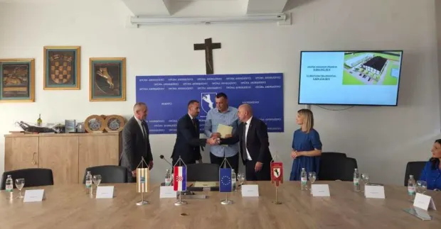 U vijećnici Općine Andrija&scaron;evci danas su potpisani ugovori za početak projekta rekonstrukcije Osnovne &scaron;kole Ivane Brlić Mažuranić i izgradnje &scaron;kolske sportske dvorane.