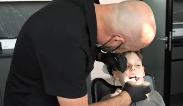 Mladi Osječanin Matej Dolački pjesmom poziva vr&scaron;njake da se brinu o svojim zubima