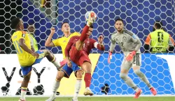TOPSHOT - Portugal's forward #07 Cristiano Ronaldo makes a bicycle kick and fails to score during the 2026 World Cup Group K football match between Colombia and Portugal at the Miami Stadium in Miami Gardens on June 27, 2026. (Photo by PATRICIA DE MELO MOREIRA/AFP)