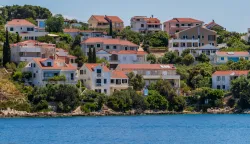 14.05.2025., Maslinica Otok Solta - Proljetne panorame mjesta Maslinica na zapadnom djelu Solte. Photo: Zvonimir Barisin/PIXSELL