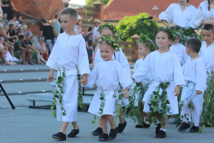 Đakovo, 28. 06. 2026, 60. Đakovački vezovi, Malii Đakovači vezovi, povorka, korzorm i sipred katedrale.snimio GOJKO MITIĆ