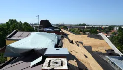 Osijek: 23.06.2013Sinoć je oluja odnjela limeni krov sa zgrade u Strossmayerovoj, doslovno je sažvakala krov olujaSnimio: Josip &Scaron;eri