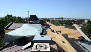 Osijek: 23.06.2013Sinoć je oluja odnjela limeni krov sa zgrade u Strossmayerovoj, doslovno je sažvakala krov olujaSnimio: Josip &Scaron;eri