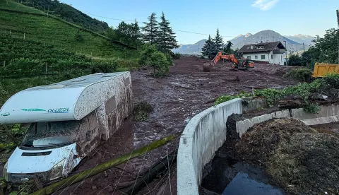Oko 200 ljudi koji su ostali odsječeni u planinskoj dolini u Austriji evakuirano je u ponedjeljak nakon &scaron;to su obilne ki&scaron;e izazvale nekoliko odrona blata, priopćilo je austrijsko ministarstvo obrane.