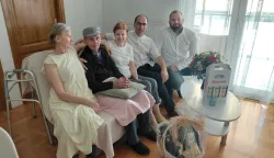 Slavljenika su darivali pročenik Buljević i župnik Jugović, lipanj 2026.ustupljeno
