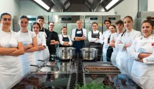 VINKOVCIUčenici vinkovačke Srednje strukovne &scaron;kole, smjera kuhar, pomoćni kuhar i slastičar, s nastavnicama mentoricama Ivanom Milaković i Anom-Marijom Stanković, pripremili su zanimljivu digitalnu kuharicu "Tradicionalni okusi na&scaron;eg kraja u digitalnom ruhu"LIPANJ 2026.