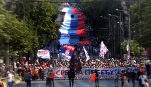 Beograd, 27.06.2026 - Srbijanski predsjednik Aleksandar Vu?i? rekao je u subotu da ?e u sljede?ih nekoliko tjedana odstupiti, godinu dana prije isteka mandata te je najavio prijevremene predsjedni?ke i parlamentarne izbore.Prista?e politike srbijanskog predsjednika okupili su se u Beogradu, a Vu?i? je ranije rekao da u glavnom gradu o?ekuje desetke tisu?a ljudi. Skup u Beogradu dio je kampanje "Srbija pobje?uje" kojom Vu?i? nastoji parirati vi?emjese?noj kampanji studentskog pokreta "Studenti pobje?uju" kojom se tra?i raspisivanje prijevremenih parlamentarnih izbora. foto HINA/ Velimir ILI?/ ik