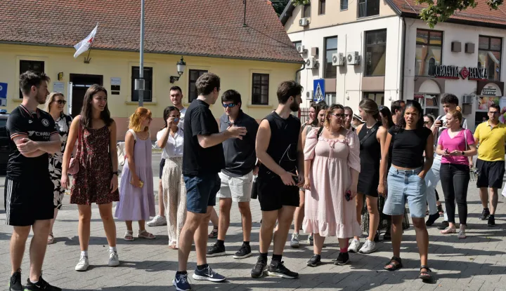 slavonija...vinkovci...12.07.2023.sredisnji gradski park i gradski muzej vinkovci; sudionici projekta ljetna skola domovina u vinkovcima; projekt je sredisnjeg drzavnog ureda za hrvate izvan rh, nastao u partnerstvu s udruzenjem hrvatsko-americkih strucnjaka, a namijenjen je mladima u dobi od 18 do 30 godina; foto Gordan Panić