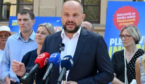 Vinkovci, 24.06.2026. - Na Vinkovačkom korzu SDP i Možemo! održali konferenciju za medije u povodu zajedničke kampanje "Plenkovićeva inflacija". Na konferenciji govorili predsjednik SDP-a Sini&scaron;a Hajda&scaron; Dončić, koordinatorica stranke Možemo! Sandra Benčić, te saborska zastupnica SDP-a Sanja Radolović. Tom prigodom je postavljena i posebna izložba kojom su prikazati učinci inflacije na ključne prehrambene proizvode. Na fotografiji Sini&scaron;a Hajda&scaron; Dončić.foto HINA/Gordan Panić