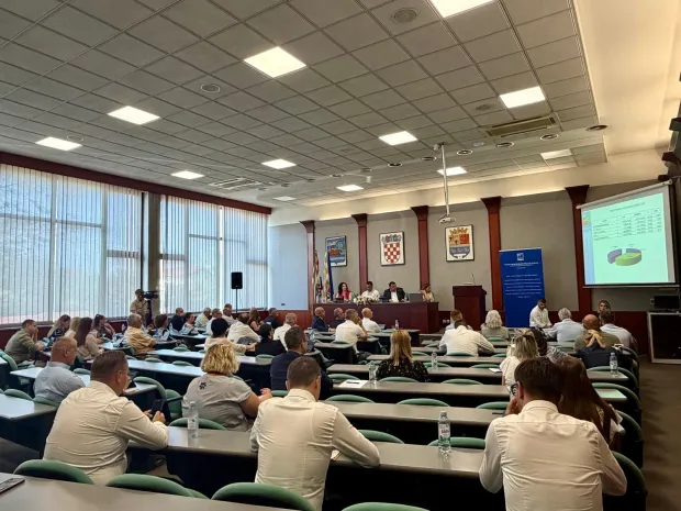 Vukovarsko-srijemska županija nastavlja s provedbom kapitalnih projekata i mjera usmjerenih na jačanje lokalnog gospodarstva, revitalizaciju poljoprivrede te unaprjeđenje dru&scaron;tvene i sportske infrastrukture, rečeno je na dana&scaron;njoj 9. sjednici Županijske skup&scaron;tine održane u Velikoj županijskoj vijećnici u Vinkovcima.