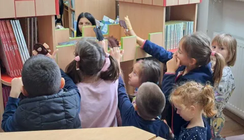Djeci u Čepinu nije dosadno. Kad god im se ukaže prilika evo ih, kaže ravnatelj Centra za kulturu Čepin Željko Mamić, u u Narodnoj knjižnici gdje se održavaju njihovom uzrastu primjerene aktivnosti.- Potičemo čitanje od najranijih godina, stoga na&scaron;u knjižnicu upravo i opremamo novim knjigama, slikovnicama i drugom opremom kojom nastojimo pobuditi interes za raličite stvari, rasplamsati im ma&scaron;tu, usmjeriti&hellip; - kaže Mamić.U Knjižnici navode da su ih u posljednjih nekoliko dana posjetile dvije starije skupine i jedna srednja skupina djece iz Dječjeg vrtića Zvončić pa su im čitali, a djeca su i glumila priču koristeći lutkice. Kući su po&scaron;li s uspomenama - dobili su na dar &scaron;ablone otvorene knjige i svijeća koje će oslikati kako žele. Druženja su nastavljena i jučer na knjižničinoj redovitoj aktivnosti druženja s knjigama "Vrijeme je za priču&hellip;" na koju potiču roditelje i starije ukućane da dovode svoje mali&scaron;ane.Poručuju kako će nastaviti s raznovrsnim radionicama i drugim aktivnostima, dječjim predstavama, edukacijama s tehničkim pomagalima i opremom kojom&nbsp;knjižnica raspolaže, primjerice &nbsp;trodimenzionačnog printanja, pa djeca tako slova priča&nbsp;sa stranica knjiga mogu pretočiti u svojevrsnu stvarnost i poigratii se zajednički.