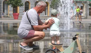 Osijek, 16. 06. 2025., Trg A. Starčevića, vrućina, vrućine, toplotni val, ljeto, ljetne vrućine, osvježenje, fontana, ljudi, slobodnjak; slobodnjaci SNIMIO BRUNO JOBST