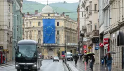 07.05.2026., Sarajevo, Bosna i Hercegovina - Povodom Dana Europe i 30 godina djelovanja EU u BiH, iznad spomenika Vjecna vatra postaveljena velika zastava Europske Unije. Photo: Armin Durgut/PIXSELL