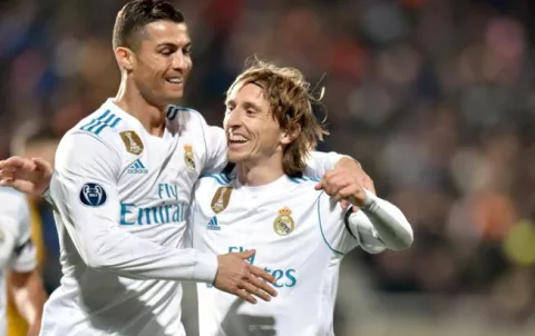 epa06342887 Real Madrid's players Luka Modric (R) and Cristiano Ronaldo celebrate a goal during the UEFA Champions League Group H match between Apoel FC and Real Madrid at the GSP stadium in Nicosia, Cyprus, 21 November 2017. EPA/KATIA CHRISTODOULOU