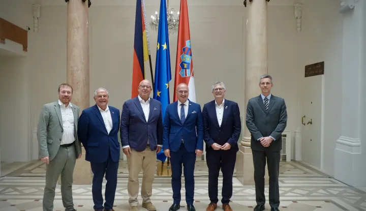 Hrvatski ministar vanjskih i europskih poslova Gordan Grlić Radman primio je u srijedu u Zagrebu zastupnike Bundestaga i razgovarao s njima o bilateralnim odnosima Hrvatske i Njemačke, pro&scaron;irenju i reformi Europske unije te o jednakopravnosti Hrvata u Bosni i Hercegovini, priopćio je MVEP. 