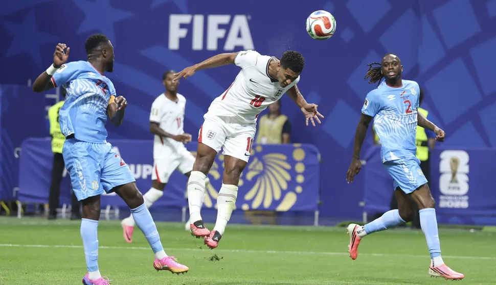 ATLANTA, GEORGIA - JULY 01: Jude Bellingham #10 of England heads to the goal saved by Lionel Mpasi #1 (not pictured) of Congo DR during the FIFA World Cup 2026 Round Of 32 match between England and Congo DR at Atlanta Stadium on July 01, 2026 in Atlanta, Georgia. Richard Pelham/Getty Images/AFP (Photo by Richard Pelham/GETTY IMAGES NORTH AMERICA/Getty Images via AFP)