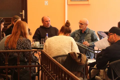 Osijek, 13. 05. 2026, Hrvatsko narodno kazali&scaron;te Osijek, HNK. Dako Milas i Miroslav Čabraja, te ostatak ekipe oječkog HNK, imma čitače probe pod vodstvom Darka Milasa za predstojeće 60. Đakovačke vezove, u opu&scaron;tenoj atrmosferi na terasi. Uvježbavaju konferansu za otvorenje...snimio GOJKO MITIĆ