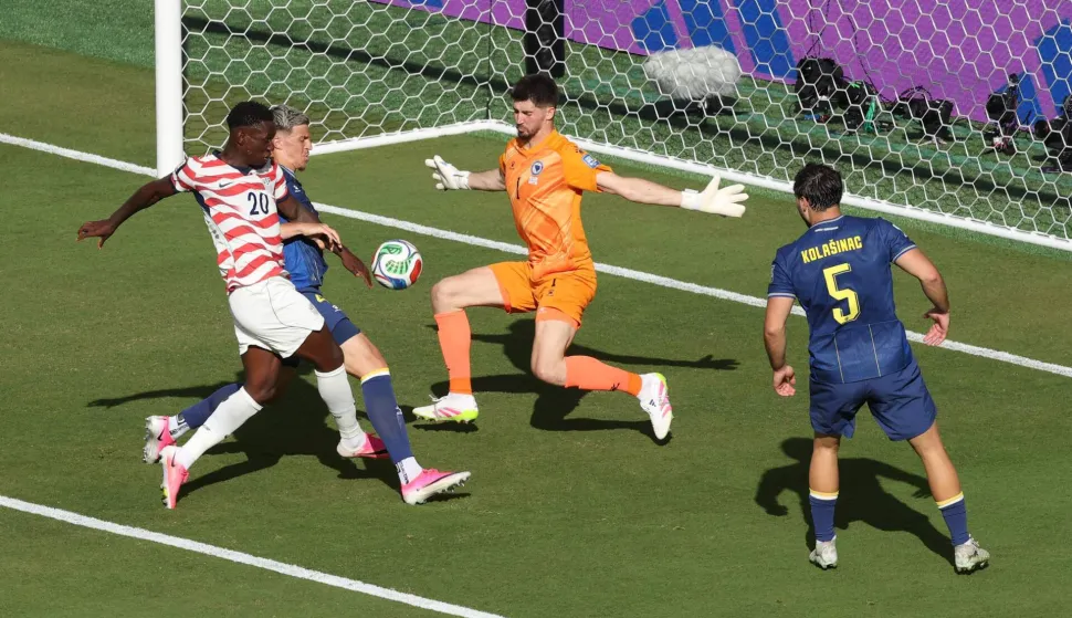 SANTA CLARA, CALIFORNIA - JULY 01: Folarin Balogun #20 of the United States shoots and misses under pressure from Nikola Vasilj #1 of Bosnia and Herzegovina during the FIFA World Cup 2026 Round of 32 match between USA and Bosnia and Herzegovina at San Francisco Bay Area Stadium on July 01, 2026 in Santa Clara, California. Michael Steele/Getty Images/AFP (Photo by MICHAEL STEELE/GETTY IMAGES NORTH AMERICA/Getty Images via AFP)