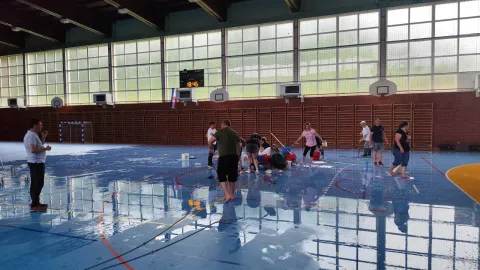 ORAHOVICA - SRPANJ 2026. - Djelatnici &scaron;kole, vatrogasci i građani u skupljanju vode u sportskoj dvoraniSNIMIO: VLADIMIR GRGURIĆ