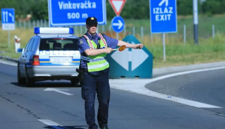 09.06.2017., Osijek - Motociklist poginuo u prometnoj nesreci na obilaznici D2 kod trgovackog centra Metro. Policijski ocevid je u tijeku. Photo: Davor Javorovic/PIXSELL