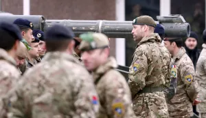 epa11978412 Britain's Prince William, the Prince of Wales (R) meets British troops during his visit to Tapa Army Base, near Tapa, Estonia, 21 March 2025. The Prince of Wales, travelling to Estonia in his role as colonel-in-chief of the Mercian Regiment, met British troops serving as part of NATO allied forces. EPA/TOMS KALNINS