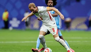 ATLANTA, GEORGIA - JULY 01: Harry Kane #9 of England is challenged by Samuel Moutoussamy #8 of Congo DR during the FIFA World Cup 2026 Round Of 32 match between England and Congo DR at Atlanta Stadium on July 01, 2026 in Atlanta, Georgia. Michael Reaves/Getty Images/AFP (Photo by Michael Reaves/GETTY IMAGES NORTH AMERICA/Getty Images via AFP)