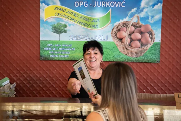 Osijek, 3. 7. 2026., Podjela certifikata Proizvodi hrvatskog seljakatržnica; certifikati; proizvodi hrvatskog seljaka; proizvođači; poljoprivrednici; prodavači