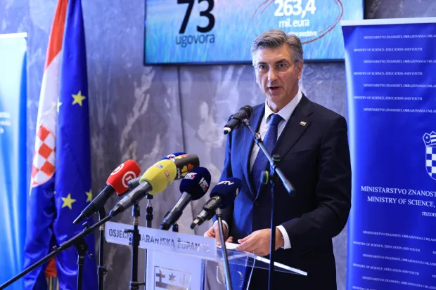 Đakovo, 03.07.2026. - Korisnicima je uručeno vi&scaron;e od 70 ugovora za projekte ukupne vrijednosti 409 milijuna eura - od onih za izgradnju i opremanje osnovnih &scaron;kola za potrebe jednosmjenskog rada i cjelodnevne &scaron;kole do projekta razvoja zelene infrastrukture u urbanim područjima i ulaganja u knjižnicu. Na fotografiji Andrej Plenković. foto HINA/ ml
