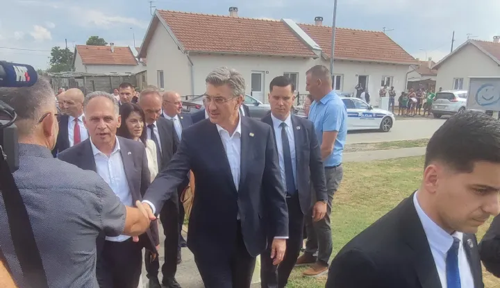 Andrej Plenković u romskom naselju u Dardi 