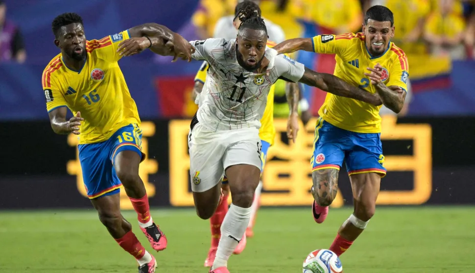TOPSHOT - Colombia's midfielder #16 Jefferson Lerma and defender #02 Daniel Munoz fight for the ball with Ghana's forward #11 Antoine Semenyo during the 2026 World Cup round of 32 football match between Colombia and Ghana at the Kansas City Stadium in Kansas City on July 3, 2026. (Photo by JUAN MABROMATA/AFP)