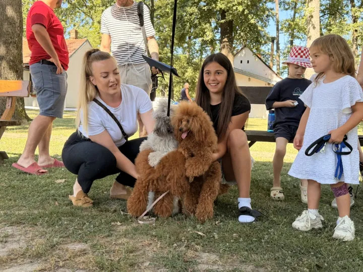 U lovi&scaron;tu Stari Kunjevci danas se održava tradicionalna smotra i uzgojni pregled pasa u organizaciji Kinolo&scaron;kog dru&scaron;tva Vinkovci, a sve povodom obilježavanja Dana grada Vinkovaca.